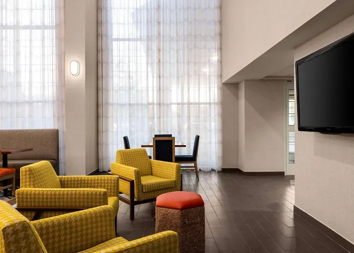 Hampton Inn & Suites State College At Williamsburg Square