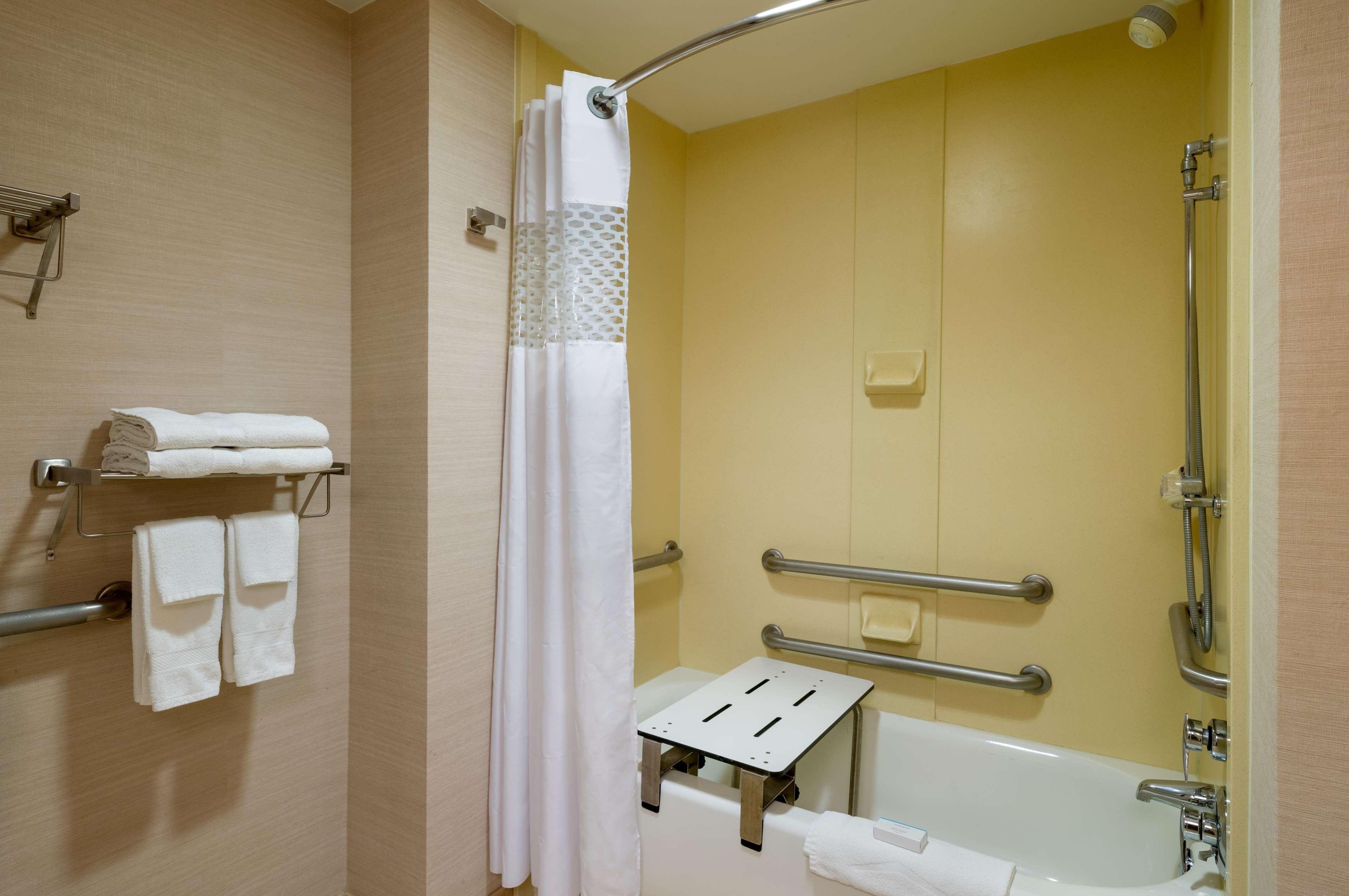 Hotel Hampton & At Williamsburg Square State College