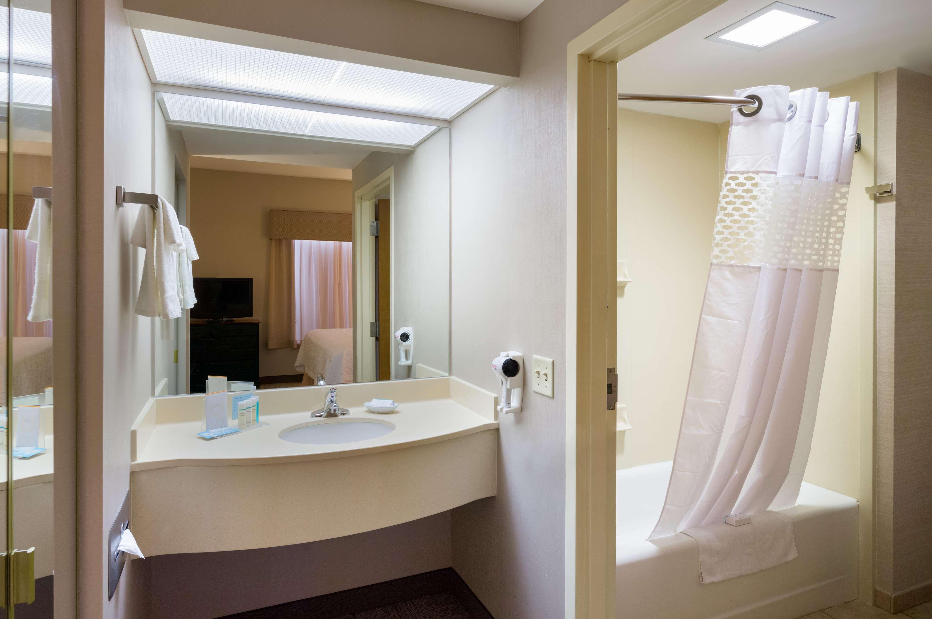 Hampton & At Williamsburg Square Hotel 3*