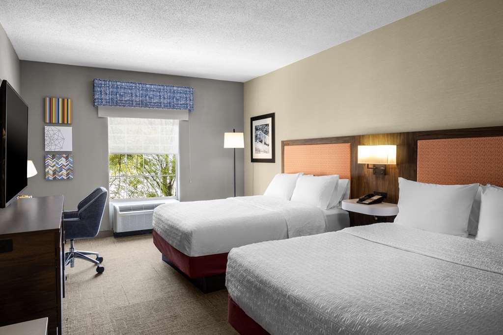 Hampton & At Williamsburg Square Hotel