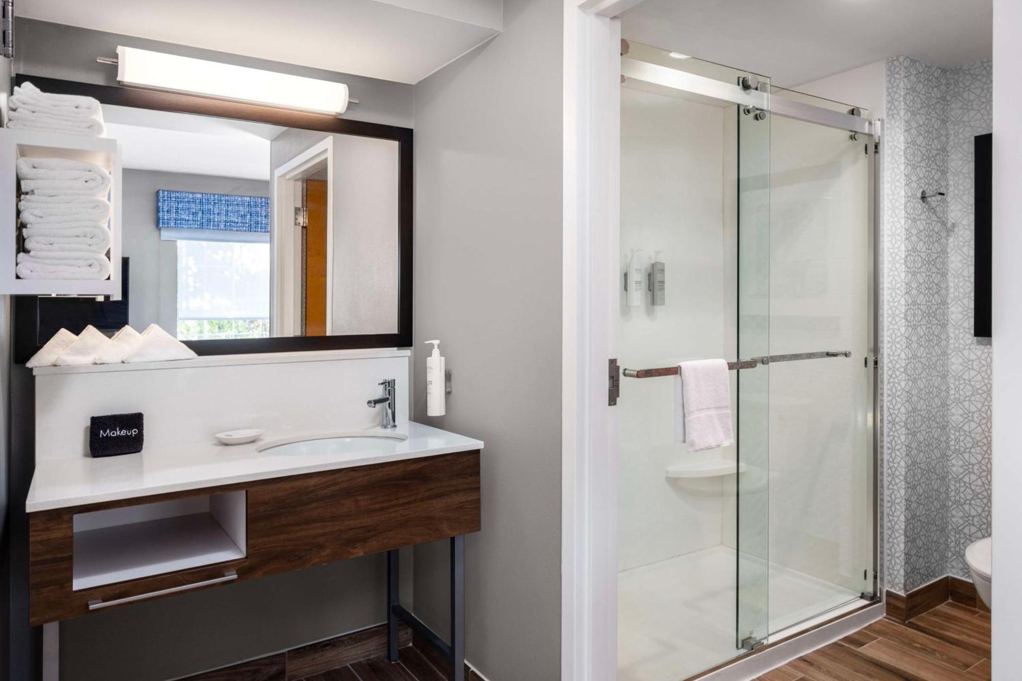 Hampton & At Williamsburg Square Hotel