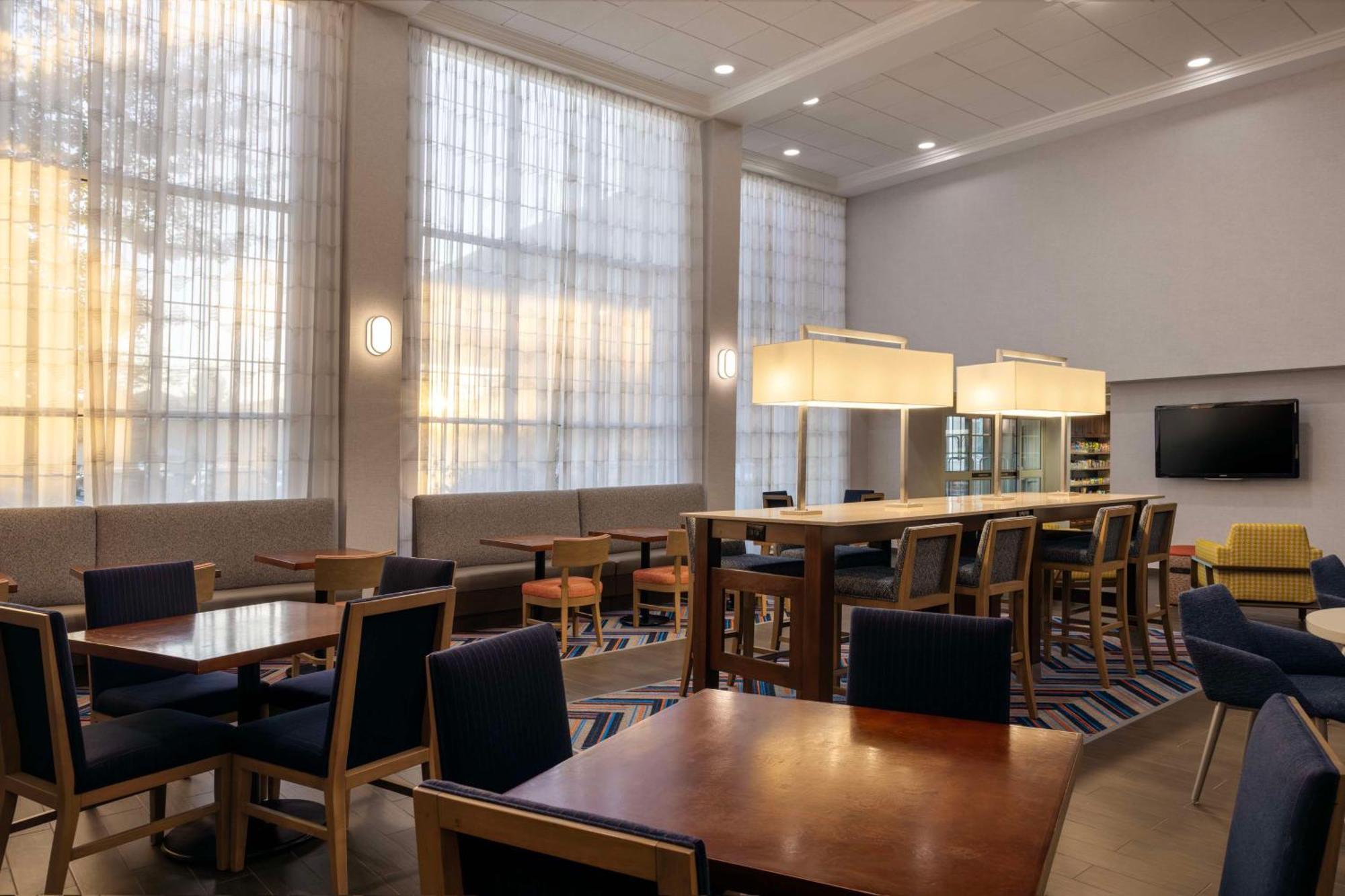 Hampton & At Williamsburg Square Hotel 3*