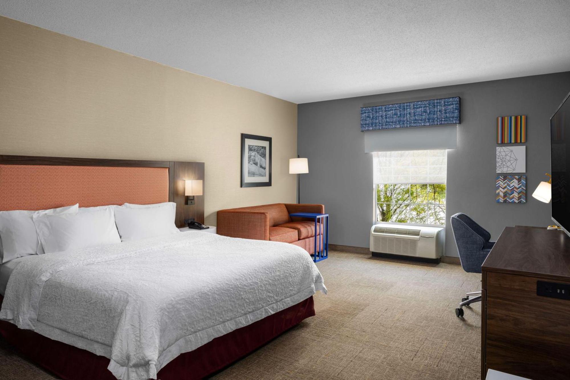 Hotel Hampton & At Williamsburg Square 3*