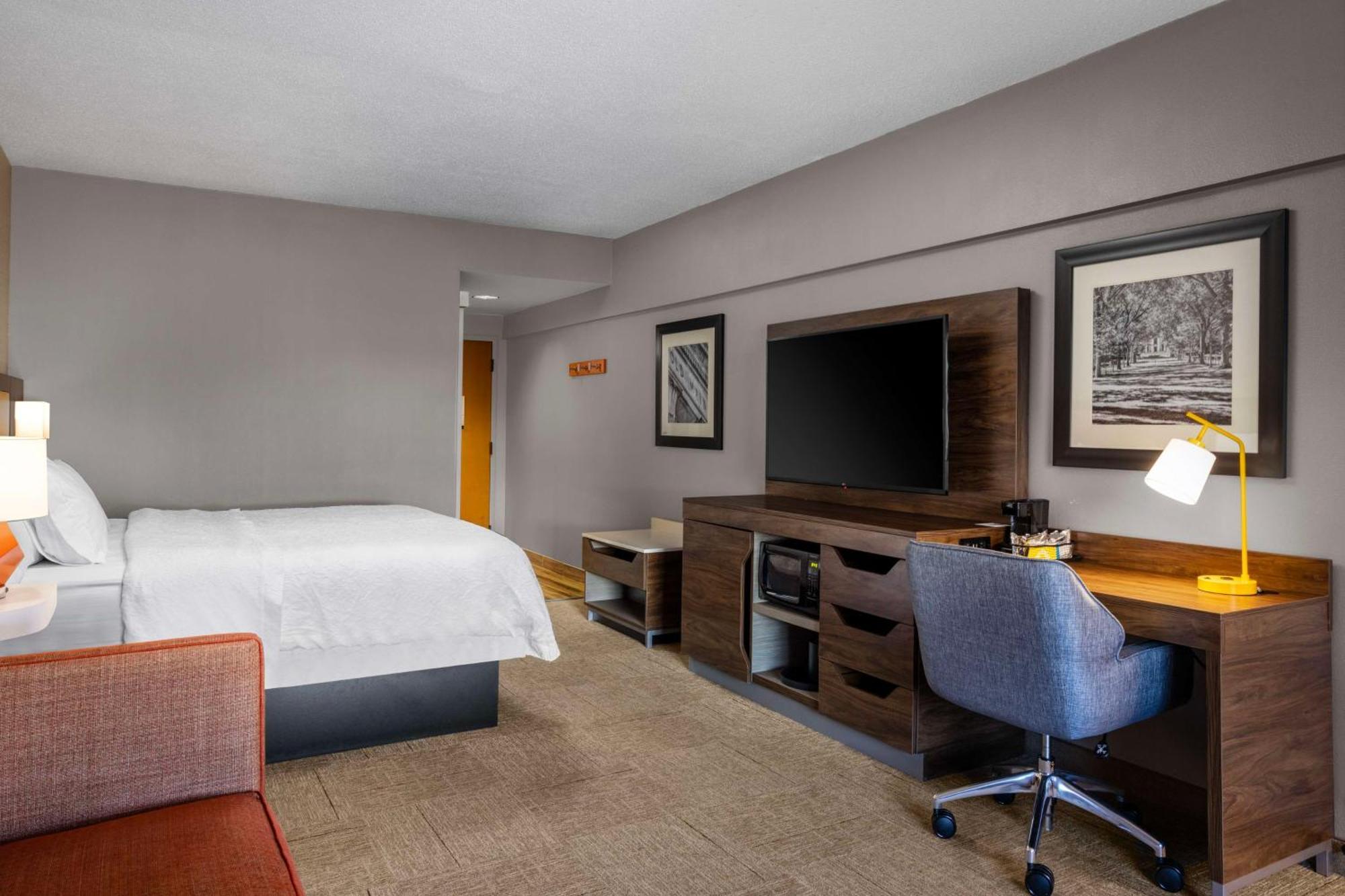 Hampton & At Williamsburg Square Hotel 3*