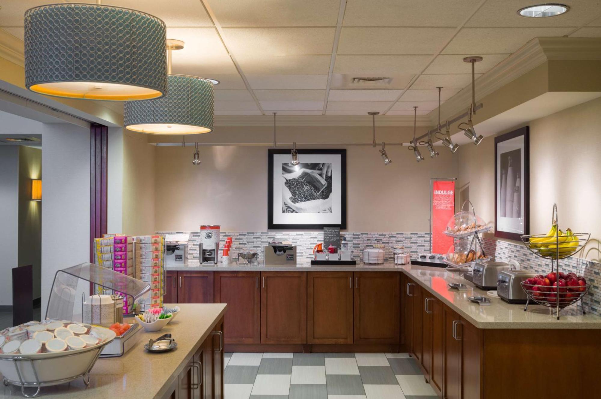Hotel Hampton & At Williamsburg Square State College