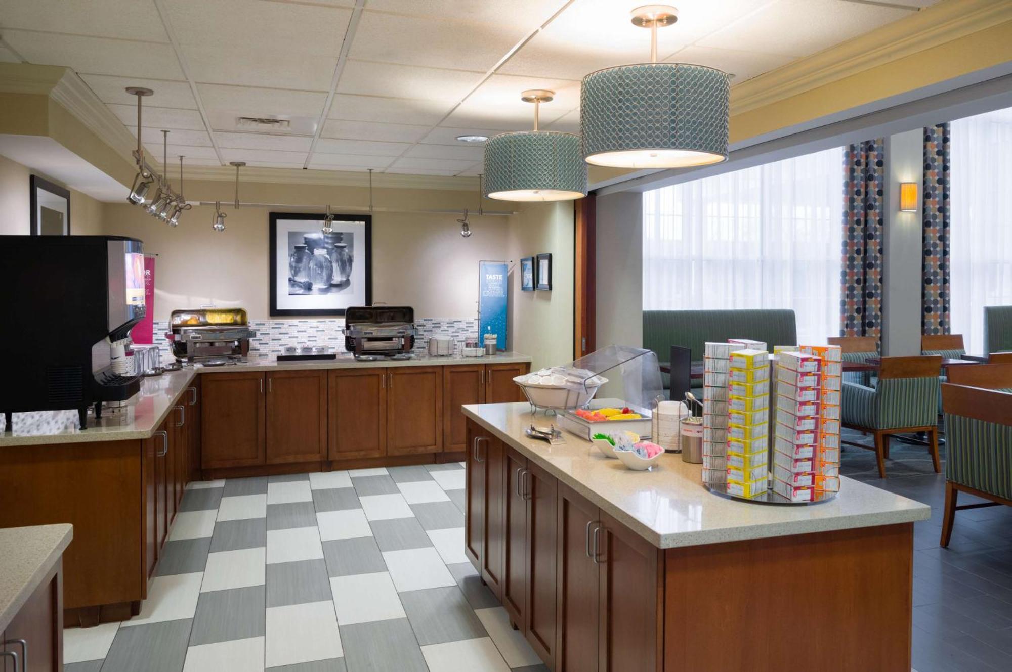 Hampton & At Williamsburg Square Hotel 3*