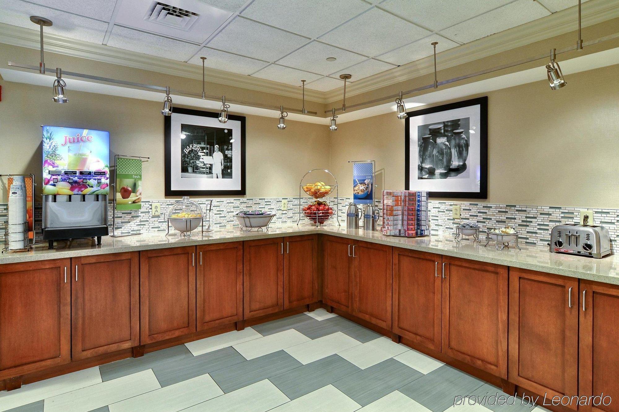 Hampton & At Williamsburg Square Hotel 3*
