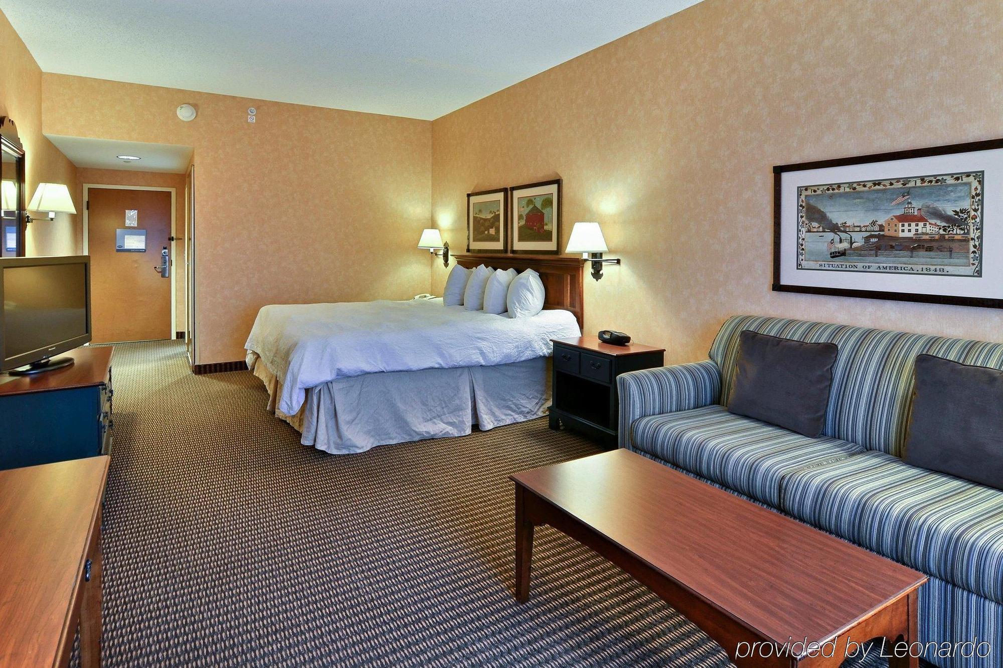 Hampton & At Williamsburg Square Hotel State College