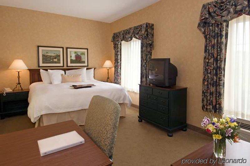 Hampton & At Williamsburg Square Hotel 3*