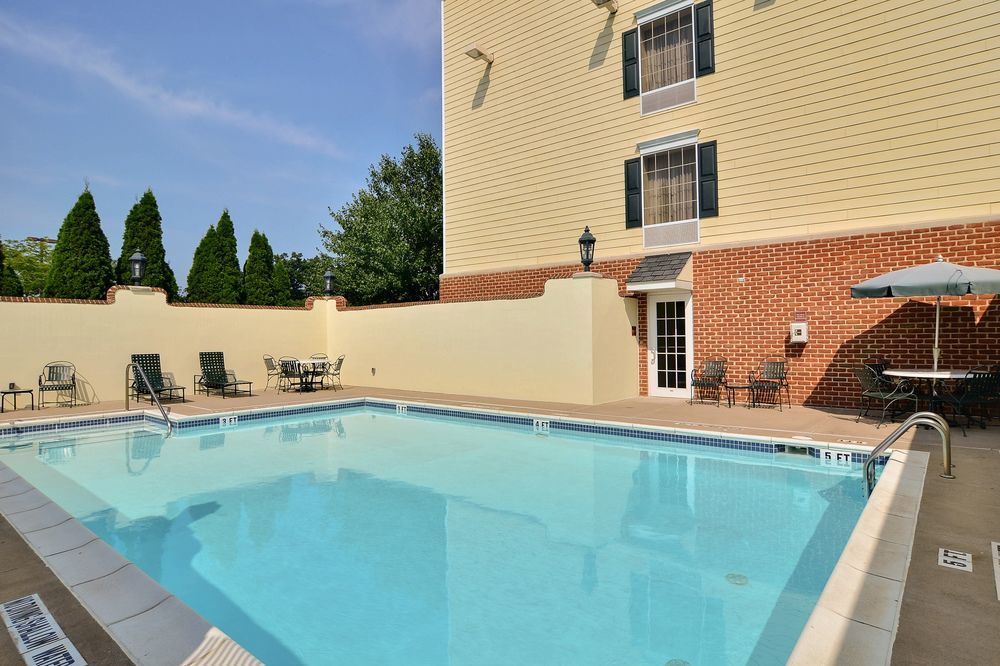 Hotel Hampton & At Williamsburg Square 3*