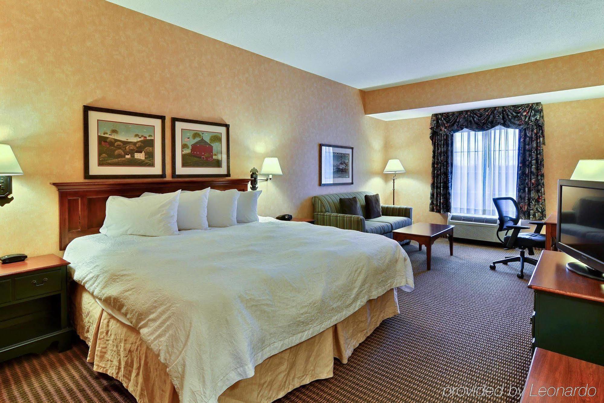 Hotel Hampton & At Williamsburg Square