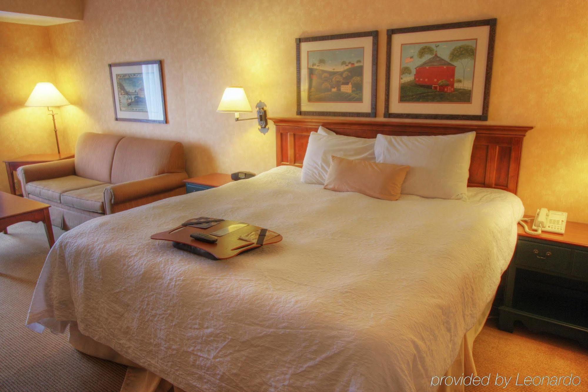 Hampton & At Williamsburg Square Hotel