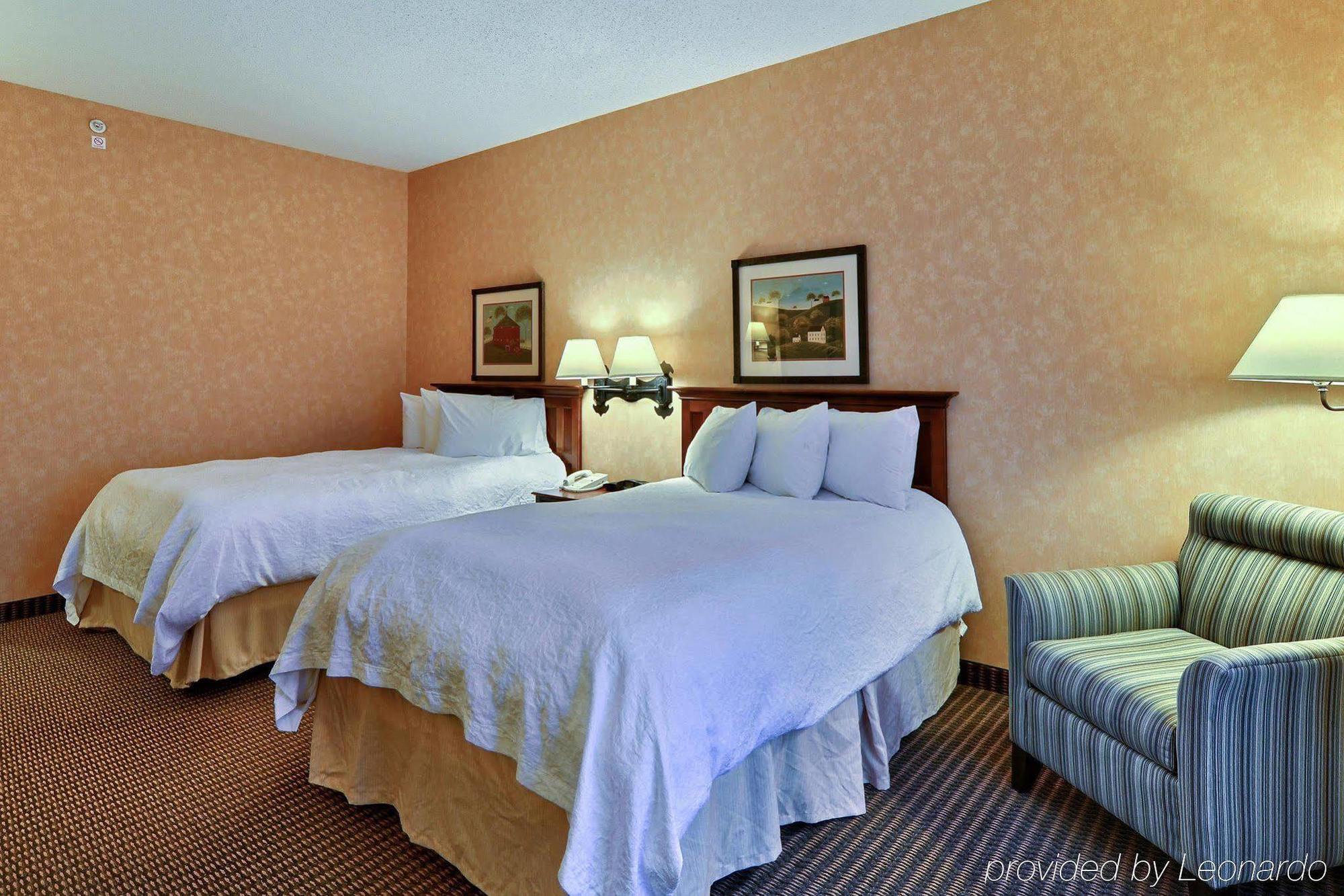 Hotel Hampton & At Williamsburg Square