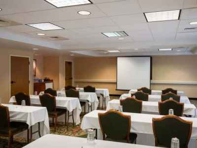 Hotel Hampton & At Williamsburg Square State College