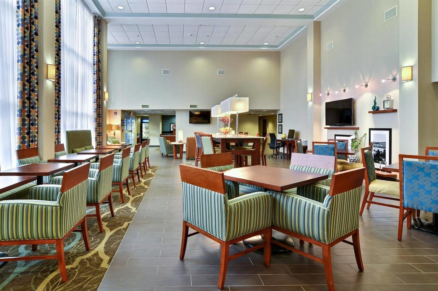 Hampton & At Williamsburg Square Hotel 3*
