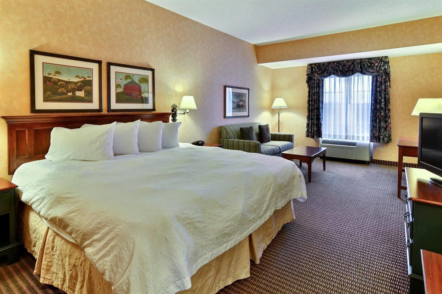 Hampton & At Williamsburg Square Hotel 3*